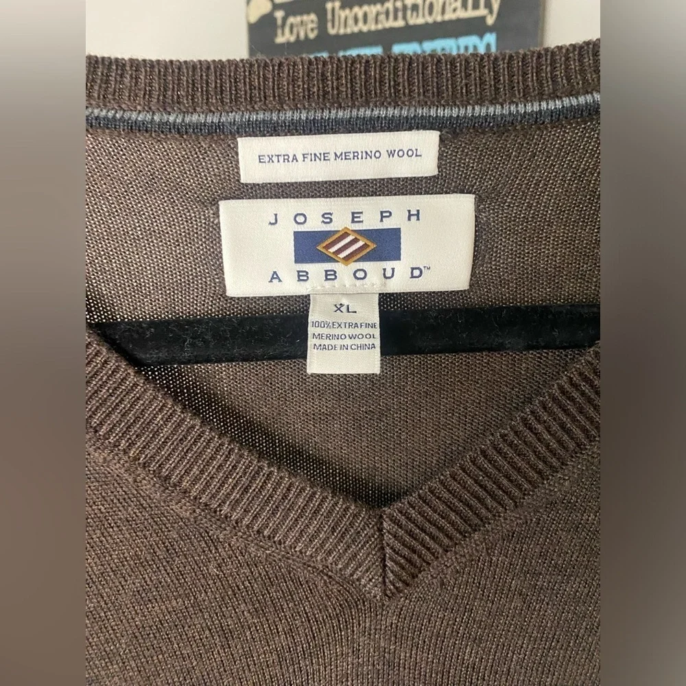 Joseph Abboud 100% extra fine merino wool brown v-neck sweater